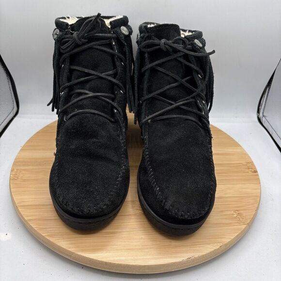 Minnetonka Womens Black Suede Fur Lined Ankle Boots Fringe Moccasin Lace Up Sz 7 - Picture 2 of 10